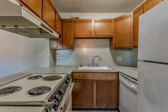 Tanglewood Apartments in Lubbock, TX - Building Photo - Interior Photo