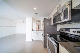 910 West Ave, Unit 1011 in Miami Beach, FL - Foto de edificio - Building Photo