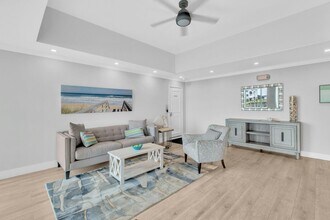 585 Dune Rd in Southampton, NY - Building Photo - Building Photo