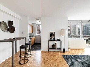 522 W 37th St in New York, NY - Building Photo - Building Photo