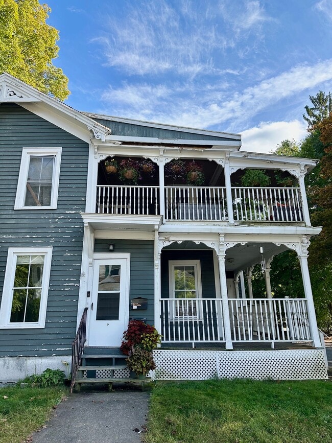 9 E Notre Dame St, Unit Downstairs