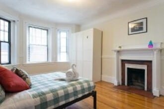 48 Babcock St, Unit #4 in Brookline, MA - Foto de edificio - Building Photo