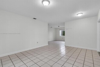 2817 SW 39th Ave in Miami, FL - Building Photo - Building Photo