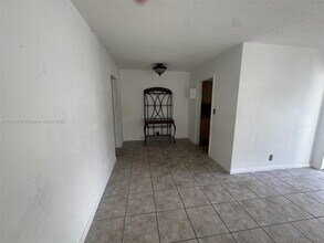 923 SE 2nd Ave in Hallandale Beach, FL - Foto de edificio - Building Photo