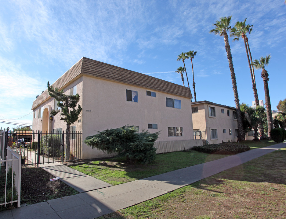 19142 Sherman Way in Reseda, CA - Building Photo