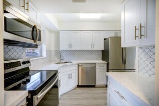 18081 SE Country Club Dr in Tequesta, FL - Building Photo