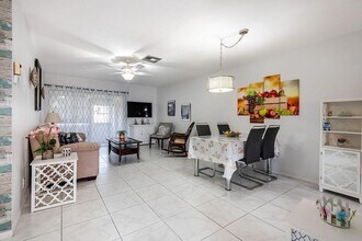 2995 Crosley Dr W, Unit E in West Palm Beach, FL - Foto de edificio - Building Photo