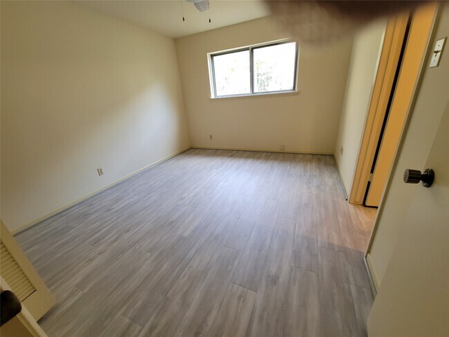 property at 406 Fox Briar Ln