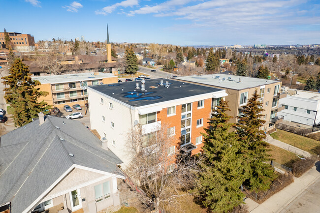 1817 18a St SW in Calgary, AB - Building Photo - Building Photo