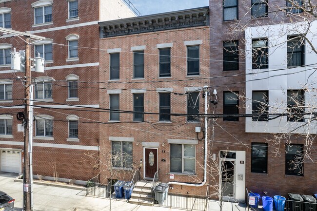 215 Clinton St in Hoboken, NJ - Building Photo - Building Photo