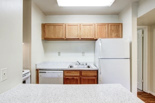 Quantico Court in Triangle, VA - Building Photo