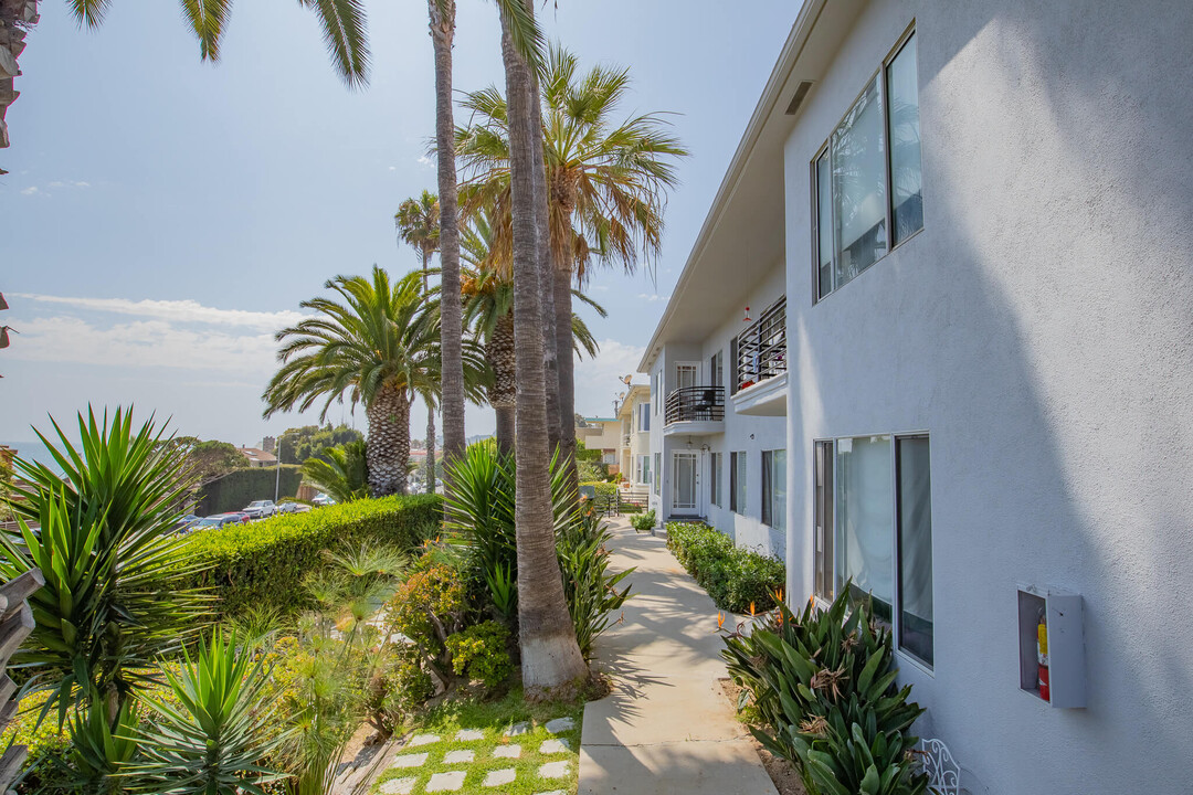 Malibu Cove Apartments in Malibu, CA - Building Photo