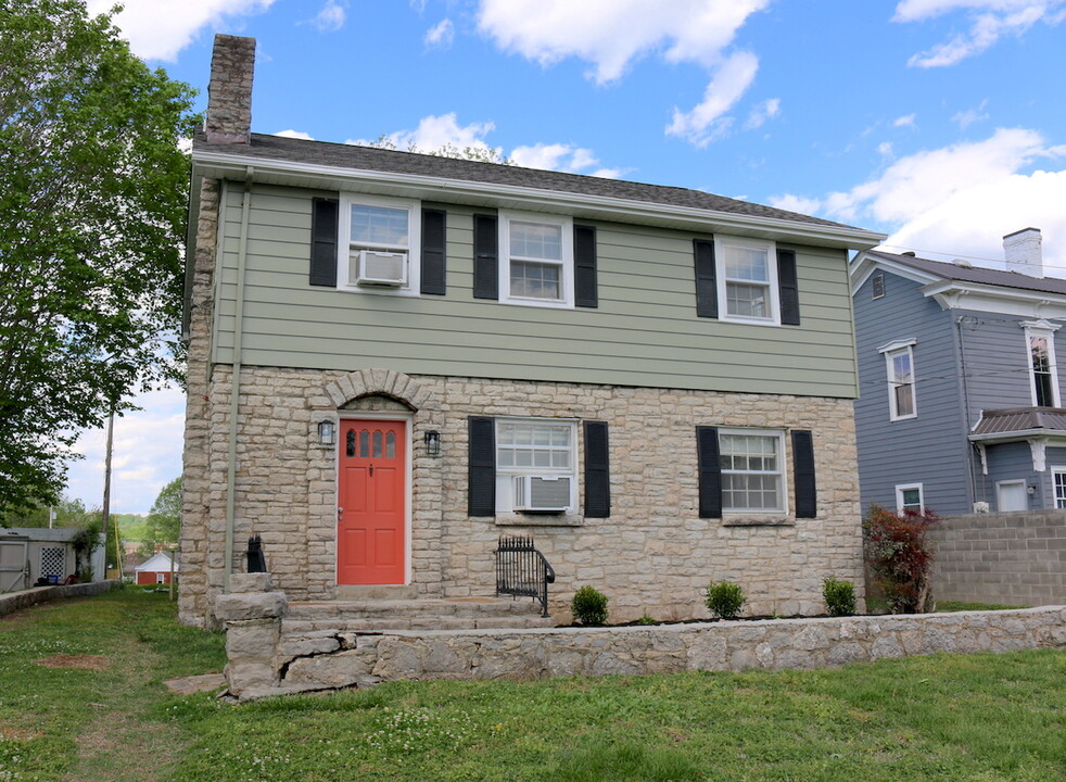 210 W Poplar St, Unit B in Pulaski, TN - Building Photo