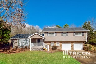 425 Monivea Ln in Roswell, GA - Building Photo