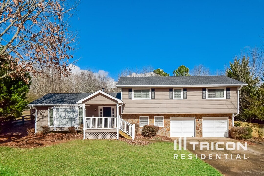 425 Monivea Ln in Roswell, GA - Building Photo