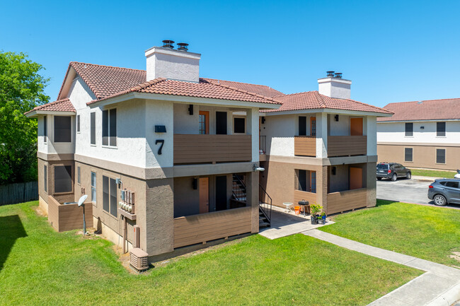 Encanta Villa Apartments in San Antonio, TX - Foto de edificio - Building Photo