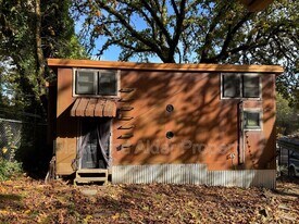 6519 NW St Helens Rd in Portland, OR - Building Photo