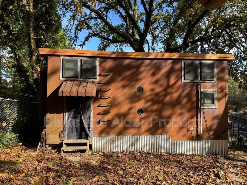 6519 NW St Helens Rd in Portland, OR - Building Photo