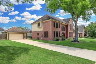1611 Falcon Ridge Blvd in Friendswood, TX - Building Photo