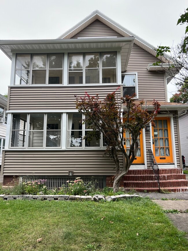 204 Genesee Park Blvd in Rochester, NY - Foto de edificio - Building Photo