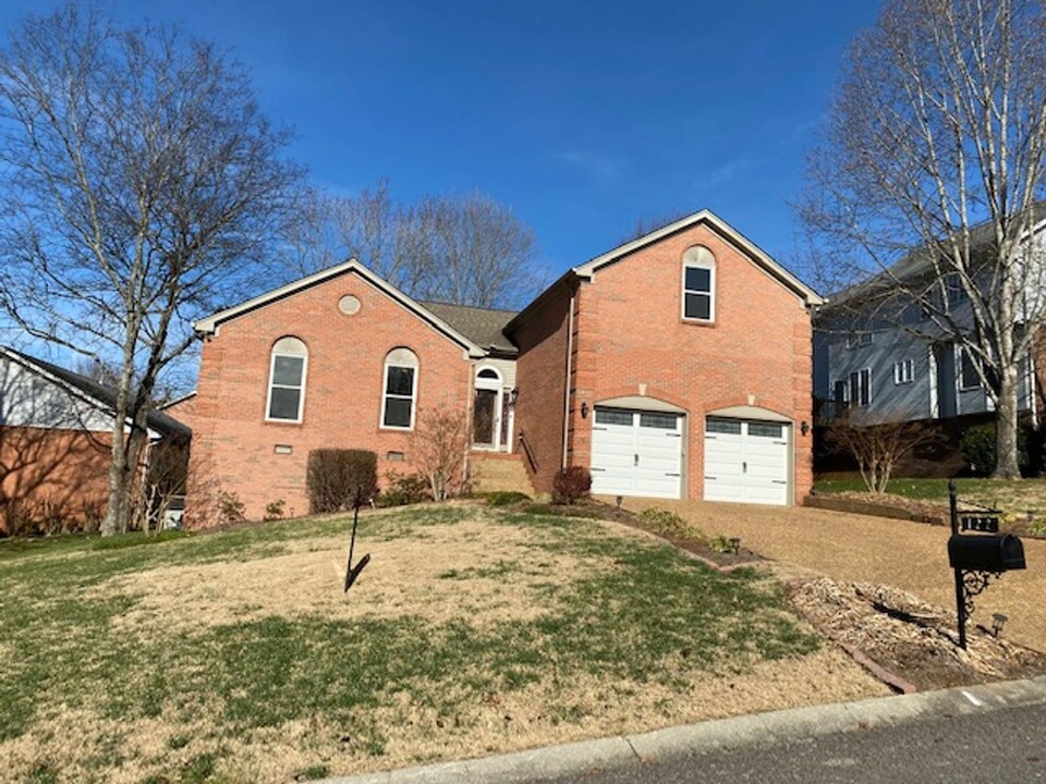 122 Mansker Park Dr in Hendersonville, TN - Building Photo