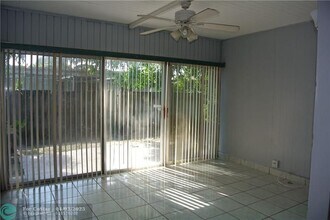 7100 NW 67th St in Tamarac, FL - Building Photo - Building Photo