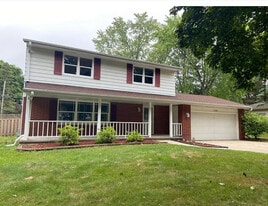 1128 Canterbury Rd in Ashwaubenon, WI - Building Photo