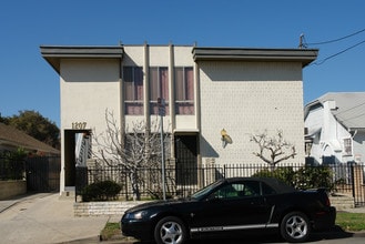 1207 N Edgemont St in Los Angeles, CA - Foto de edificio - Building Photo