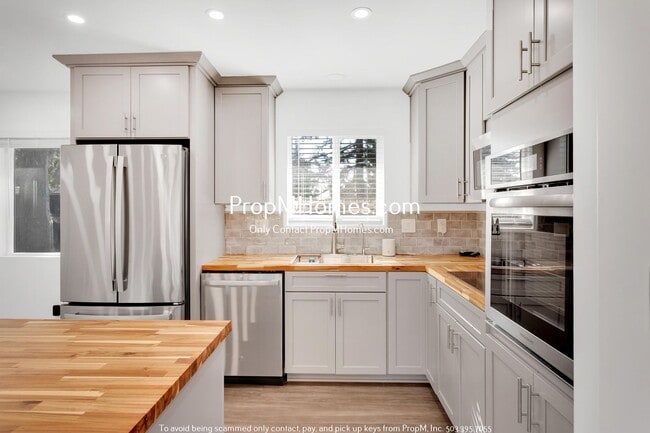 7600 SE Crystal Springs Blvd in Portland, OR - Building Photo - Building Photo