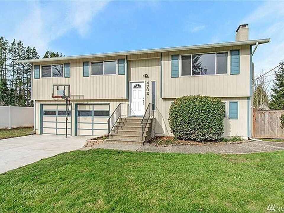 4702 E Maple Ln Cir NW in Gig Harbor, WA - Building Photo