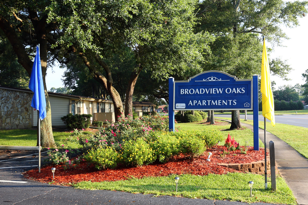 Broadview Oaks in Pensacola, FL - Foto de edificio