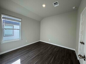 4922 Luke Matthew Dr in Rosharon, TX - Foto de edificio - Building Photo