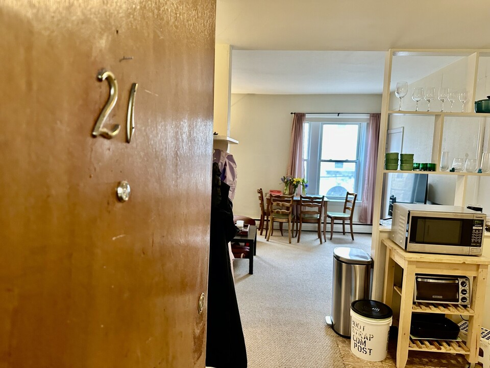 202 St Paul St in Brookline, MA - Building Photo