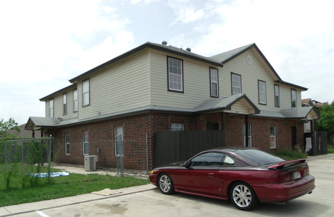 7618 Windsor Oaks in San Antonio, TX - Building Photo - Building Photo