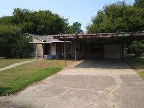 605 Lipscomb St in Bonham, TX - Foto de edificio - Building Photo