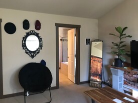 2407 SW Roxbury St in Seattle, WA - Building Photo