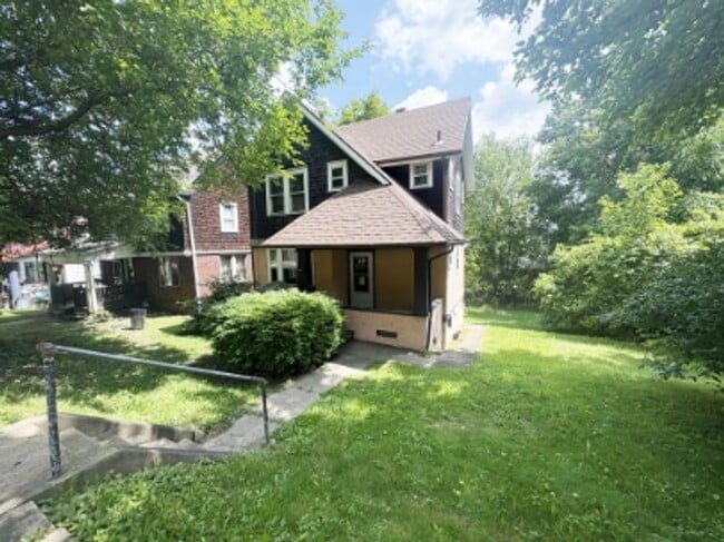 property at 800 N 6th St