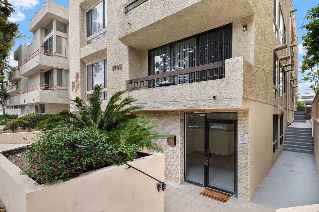 1745 S Bentley Ave, Unit 3 in Los Angeles, CA - Building Photo