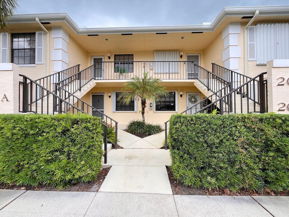 2061 Keystone Dr in Jupiter, FL - Building Photo