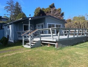 93712 Mallard Ln in North Bend, OR - Building Photo - Building Photo
