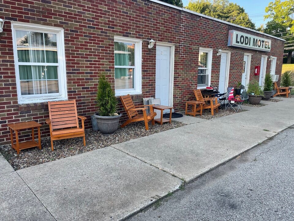107 Elyria St, Unit Studio #5 in Lodi, OH - Building Photo