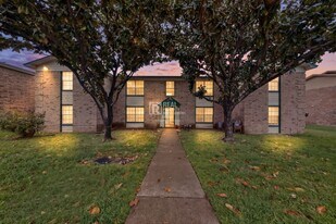 8024 Cambridge Cir in White Settlement, TX - Building Photo