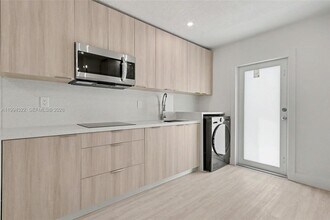 55 SW 13th St in Dania Beach, FL - Foto de edificio - Building Photo