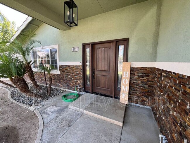 1011 Sindlinger St in Lindsay, CA - Building Photo - Building Photo