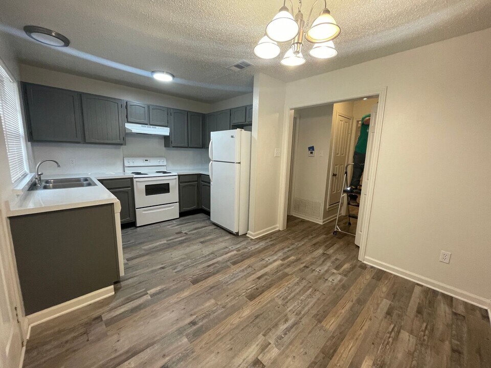 1607 N Nolan River Rd-Unit -1607 B N. NOLAN RIVER RD in Cleburne, TX - Foto de edificio