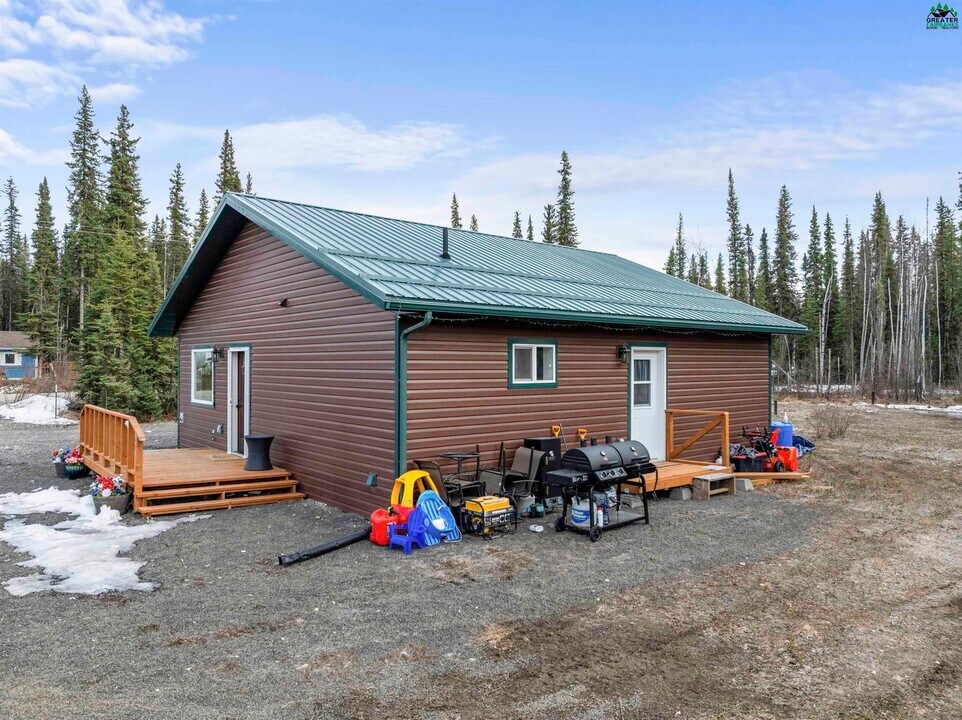 2468 Topeka Dr in North Pole, AK - Building Photo