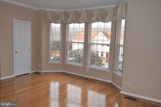 8933 Royal Astor Way in Fairfax, VA - Building Photo - Building Photo
