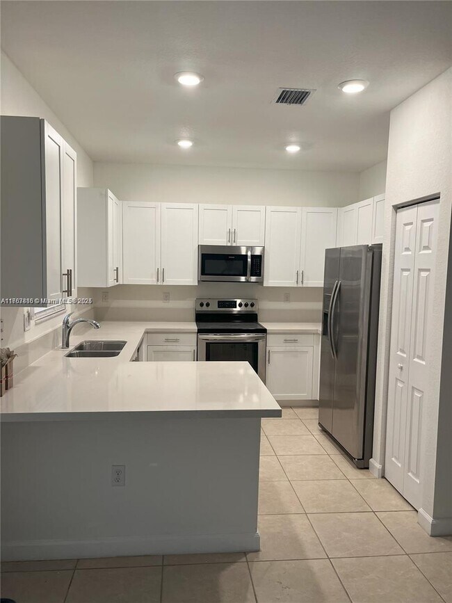 158 SW 185th Ter in Pembroke Pines, FL - Building Photo - Building Photo