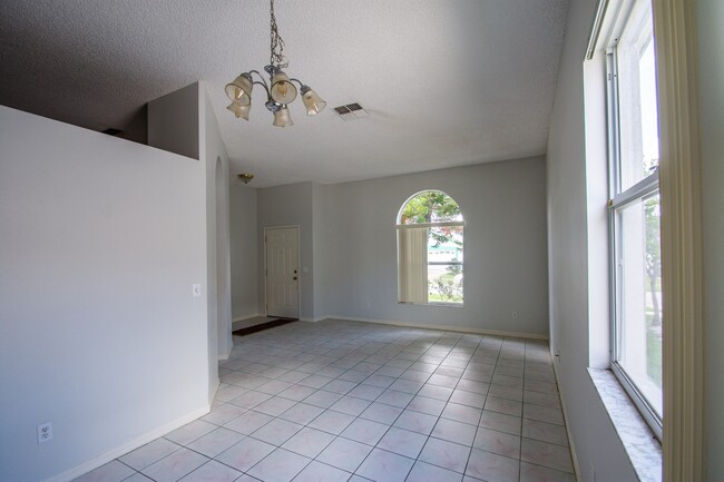 Available Now! 3/2 Home Near Hunter's Cree in Orlando, FL - Building Photo - Building Photo