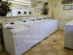 32200 Cathedral Canyon Dr in Cathedral City, CA - Foto de edificio - Building Photo